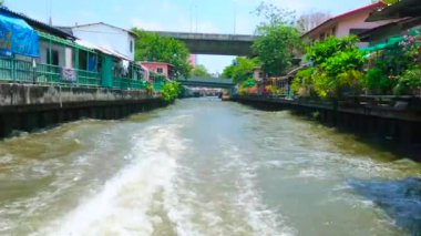 BANGKOK, THAILAND - 24 Nisan 2019: 24 Nisan 'da Bangkok' ta gecekondu ve yoksul mahallelerle dolu eski Khlong Maha Nak kanalına yapılan gezi