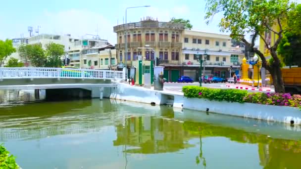 バンコク エイプリル社2019年4月23日 バンコクで4月23日に開催された クルンカナル川を渡る歴史あるチャン ロンSi橋とファザールの建物を背景にした街並み — ストック動画