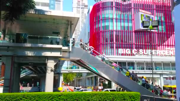 2019 방콕에서 사람들은 프라우 가쇼핑 지역의 쇼핑몰을 연결하기 에스컬레이터를 — 비디오