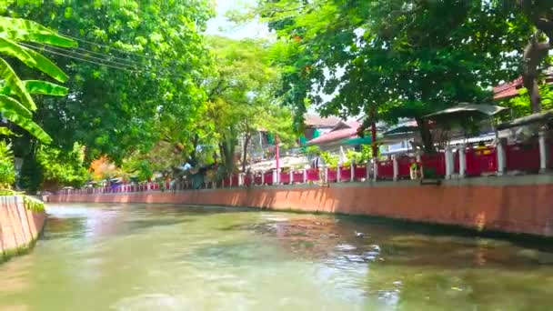 バンコク エイプリル社2019年4月24日 日陰のKhlong Banglamphu運河には バンコクで4月24日に開催される 背の高い石造りの銀行 緑豊かな古い住宅が並んでいます — ストック動画