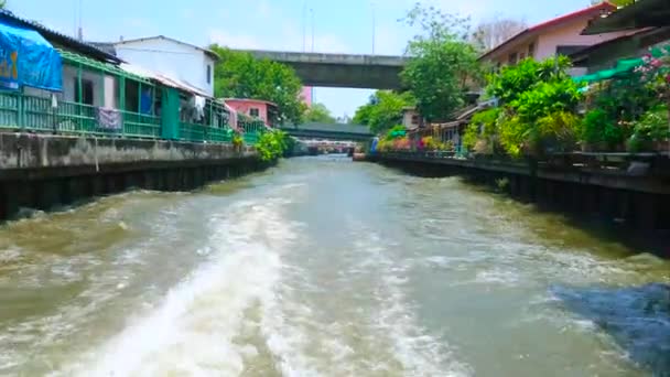 发自泰国曼谷 2019年4月24日 4月24日 在曼谷穿过长河的旧河 街道两旁都是贫民窟和贫穷社区 — 图库视频影像