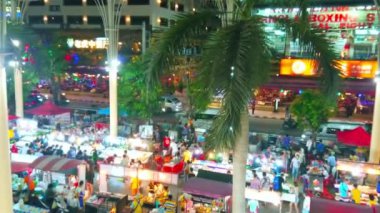 PATONG, THAILAND - 1 Mayıs 2019: 1 Mayıs 'ta Patong' da Banzaan Fresh Market 'in açık terası, akşam ışıklarıyla aydınlandı.