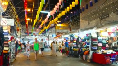 CHIANG MAI, THAILAND - 3 Mayıs 2019 Anusarn Gece Pazarı, 3 Mayıs 'ta Chiang Mai' de yerel el sanatları, giysi, aksesuar ve diğer eşyalarla insanları cezbediyor.