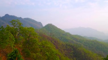 Tay Dağları 'nın alacakaranlığının tadını çıkar, yemyeşil ormanlarla kaplı, Mae Hong Son, Tayland