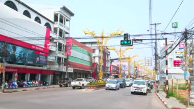 CHIANG RAI, THAILAND - 11 Mayıs 2019: yoğun Thanon Baanpa Pragarn Yolu yoğun trafik ve manzaralı altın sokak lambaları, Chiang Rai 'de 11 Mayıs' ta süslenmiş