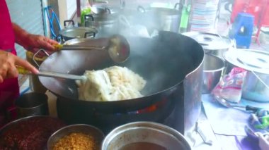 BANGKOK, THAILAND - 12 Mayıs 2019: Çin Mahallesi Kafe aşçısı 12 Mayıs 'ta Bangkok' ta sebzeli erişte hazırlıyor.