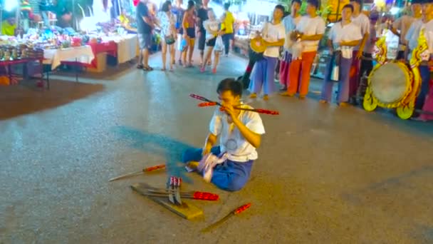 チェンマイ 2019年5月4日 ストリートアーティストは 5月4日 にチェンマイのWualaiウォーキングストリートのサタデーナイトマーケットで剣で戦士ダンスを行います — ストック動画