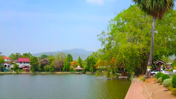 Набережная Озера Нонг Кхам Является Идеальным Местом Дневной Прогулки Отдыха — стоковое видео