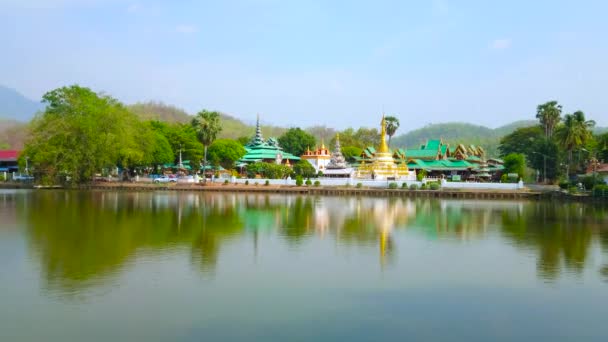 Nong Kham湖を歩いて 緑豊かな庭園 メーホンソン タイに囲まれた美しいワット チョン カムとワット チョン クラン寺院を観察してください — ストック動画