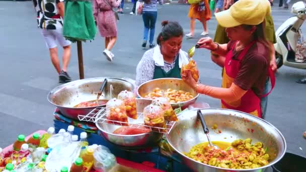 バンコク 2019年5月12日 チャイナタウンのサンペンレーンのストリートフードカートは 5月12日にバンコクで漬物や塩野菜を提供しています — ストック動画