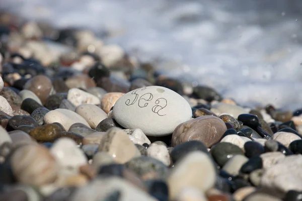 Worte auf Kieselsteinen Motivationskonzept Slogan Wort Meer — Stockfoto