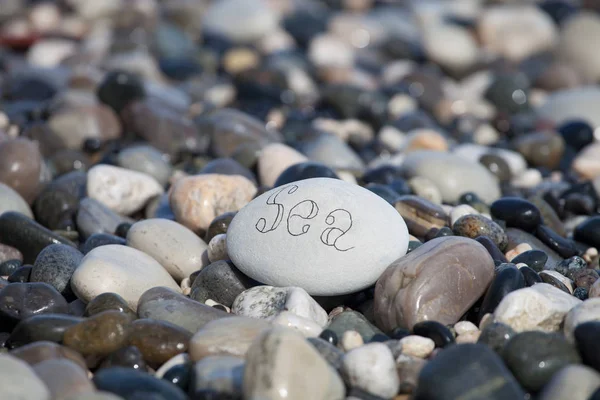 Worte auf Kieselsteinen Motivationskonzept Slogan Wort Meer — Stockfoto