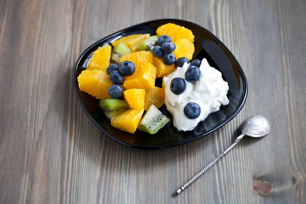 Fresh icelandic skyr yogurt with berries and fruits — Stock Photo, Image
