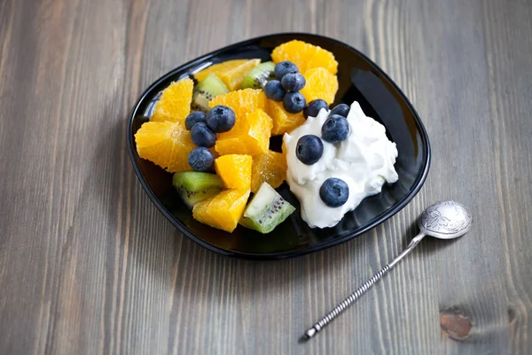 Свежий икеландский йогурт с ягодами и фруктами Лицензионные Стоковые Изображения