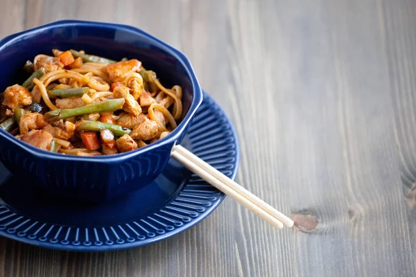 Frango Teriyaki com macarrão e legumes fritar em uma tigela , — Fotografia de Stock