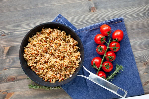 Couscous Mit Gemüse Leichte Gesunde Vegane Kost Auf Einem Holztisch — Stockfoto