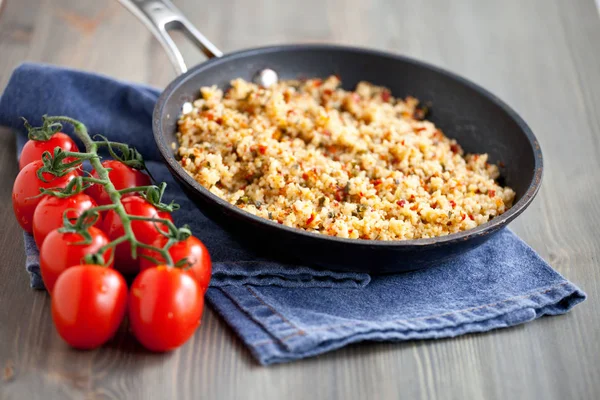 Couscous Mit Gemüse Leichte Gesunde Vegane Kost Auf Einem Holztisch — Stockfoto