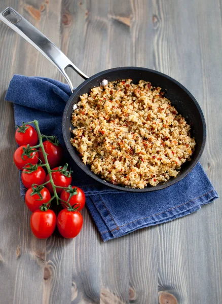 Couscous Mit Gemüse Leichte Gesunde Vegane Kost Auf Einem Holztisch — Stockfoto