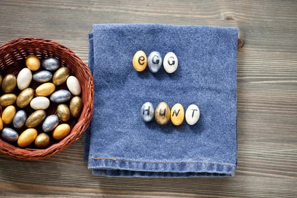 Sluiten Van Veelkleurige Chocolade Paaseieren Voor Jacht Met Letters Voor — Stockfoto