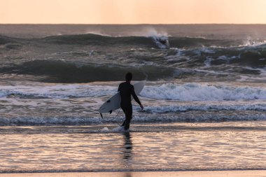 Güzel gün batımı Carcavelos beach, Cascais, Lizbon, Portekiz