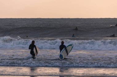 Güzel gün batımı Carcavelos beach, Cascais, Lizbon, Portekiz