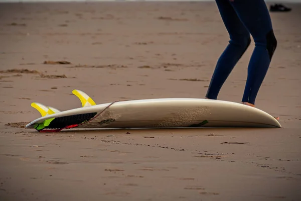 Surfista Calentándose Antes Salir Mar — Foto de Stock