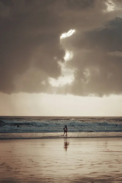 Серфер Выходящий Море Пляж Каравелуш Португалия — стоковое фото