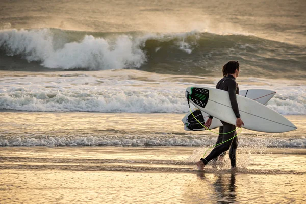 Deux Surfeurs Entrent Dans Mer Plage Caravelos Portugal — Photo