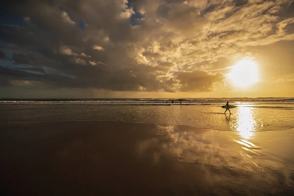 Belo pôr do sol na praia de Carcavelos — Fotografia de Stock