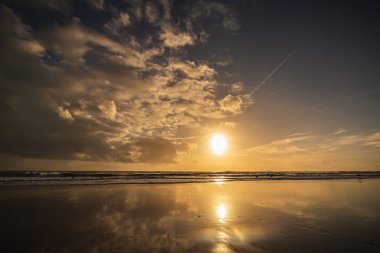 Güzel gün batımı Carcavelos beach, Cascais, Lizbon, Portekiz
