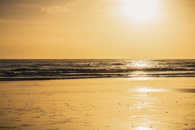 Güzel gün batımı Carcavelos beach, Cascais, Lizbon, Portekiz