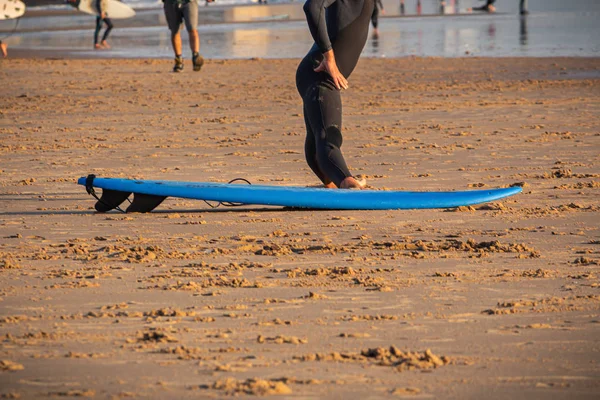 Ein Surfer Wärmt Sich Auf Bevor Aufs Meer Geht — Stockfoto