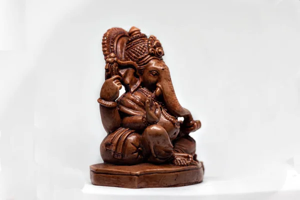 白い背景を持つヒンズー教の神ガネーシャの木像 ヒンズー教 — ストック写真