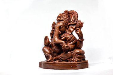Hindu tanrısı Ganesha 'nın tahta heykeli, beyaz bir geçmişi var, Hindu dini.