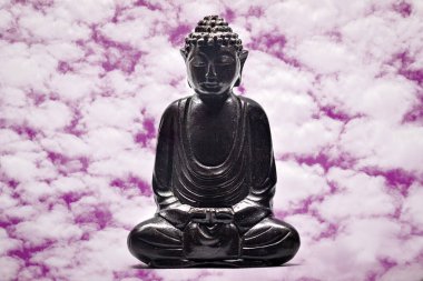 Buda 'nın tahta heykeli meditasyon yapıyor.