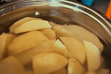 Tavada, mutfakta, yemekte pişirecek patatesler