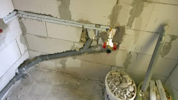 Bauarbeiten in der Wohnung, Verlegung neuer Wasser- und Abwasserleitungen — Stockfoto