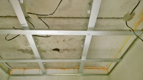 Строительные работы на дому, монтаж конструкции потолка из гипсокартона — стоковое фото