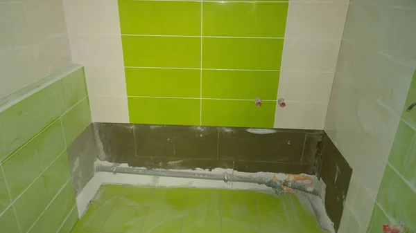 Trabajos de construcción en el apartamento, instalación de azulejos en el — Foto de Stock