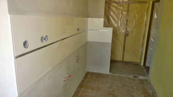 Trabajos de construcción en el apartamento, instalación de azulejos en el — Foto de Stock