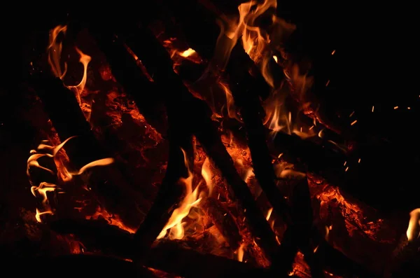 Carvão quente em uma lareira ao ar livre — Fotografia de Stock