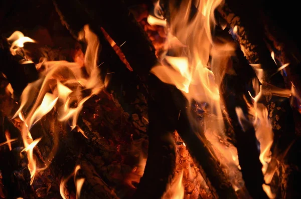屋外の暖炉で熱い石炭 — ストック写真