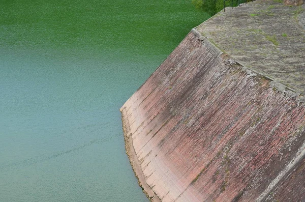 森林王国が建つエルベ川沿いの池ダムです。 — ストック写真
