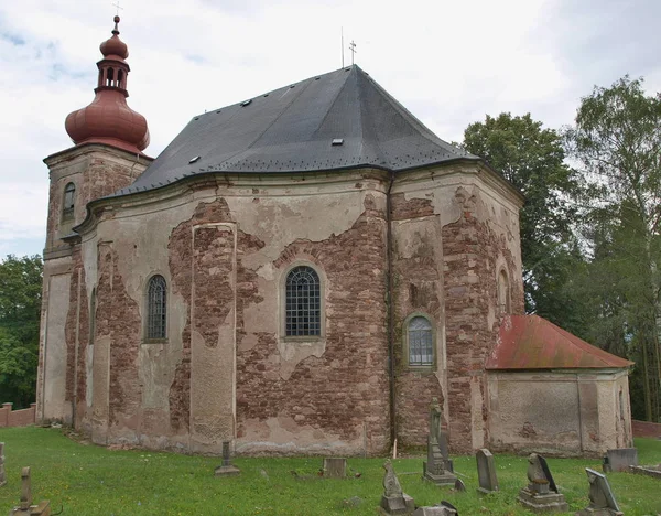 A Igreja de Todos os Santos é uma igreja católica romana em Hermankov — Fotografia de Stock