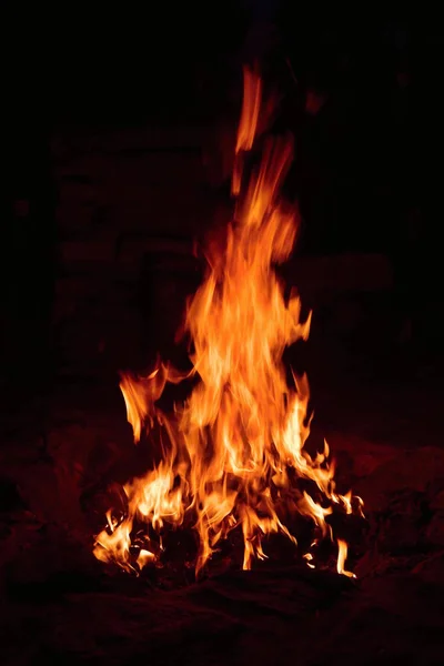 Glödande kol i en eldstad utomhus. södra Böhmen — Stockfoto