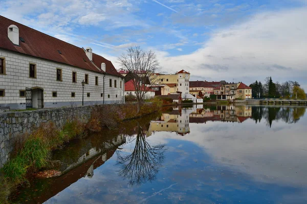 Casas en la parte histórica, ciudad Jindrichuv Hradec, sur — Foto de Stock