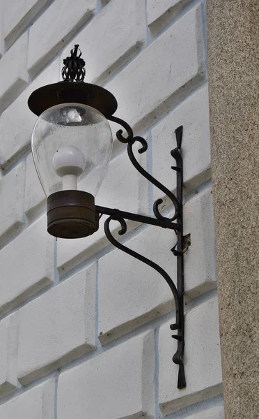 Straßenlaterne an der Wand eines alten Hauses — Stockfoto