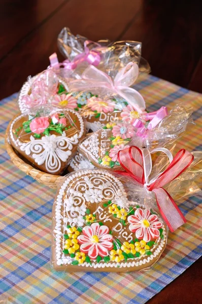 Bir şekilde dekore edilmiş gingerbread Kalpler