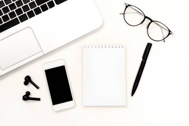 Beyaz ofis masası boş defter, bilgisayar malzemeleri. Üst görünüm kopyalama alanı. Düz yatıyordu.