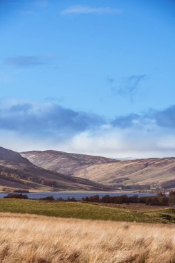 Perthshire, İskoçya 'da Freuchie Gölü ve tepeleri